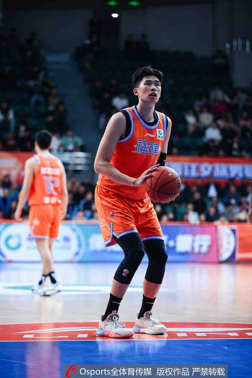 不在状态！邹阳半场7投仅1中拿4分6板 正负值-4