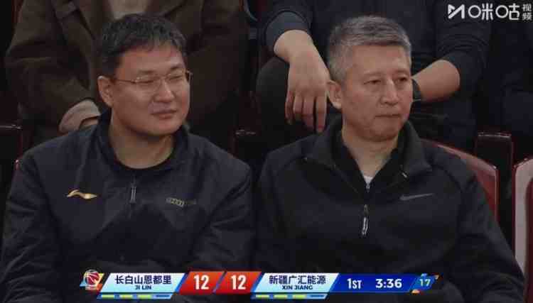考察谁呢？男篮主帅郭士强现场观战吉林与新疆比赛